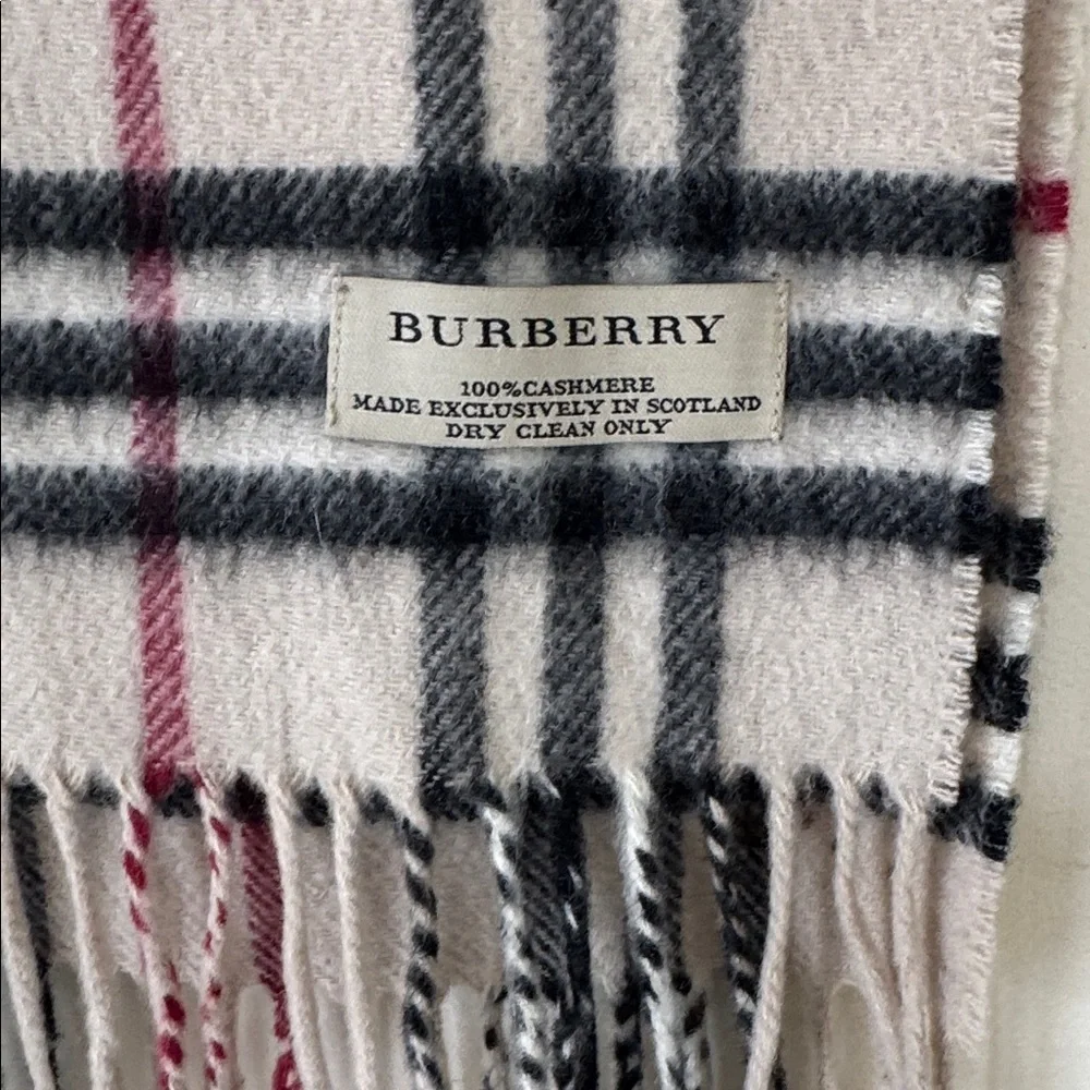 Burberry cashmere scarf - Picture 5 of 9